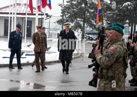 Stati Uniti La marina Admiral James Foggo, U.K. Esercito il generale Sir James Everard, Esercito Austriaco Il Mag. Gen. Anton Waldner, E DEGLI STATI UNITI Air Force Brig. Gen. Robert Huston ispezionato dei militari europei in formazione durante una cerimonia di benvenuto, Feb 21, 2018 la NATO e sede di EUFOR, Camp Butmir a Sarajevo,. Foggo serve come Allied Comando interforze di Napoli commander, Everard serve come della NATO il vice Comandante supremo alleato in Europa, Waldner serve come l'Unione europea vigore Althea commander, e Huston serve come il quartier generale della NATO a Sarajevo commander. Foto Stock