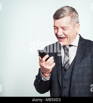 Senior uomo maturo imprenditore facendo una telefonata e divertirsi Foto Stock