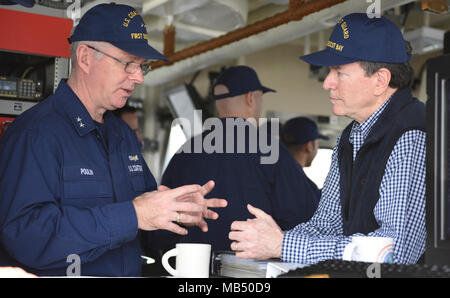 Stati Uniti Sost. John Faso, New York del distretto XIX Congresso, dialoga con la Guardia Costiera Adm posteriore. Steven Poulin, comandante prima Coast Guard District, a bordo tagliente Penobscot Bay a Kingston, New York, 21 febbraio, 2018. Faso ha visitato la baia di Penobscot per saperne di più circa i ruoli e le missioni primarie della fresa, che includere nazionale rompighiaccio e porte, acque costiere e la sicurezza. Foto Stock