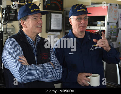 Stati Uniti Sost. John Faso, New York del distretto XIX Congresso, dialoga con la Guardia Costiera Adm posteriore. Steven Poulin, comandante prima Coast Guard District, a bordo tagliente Penobscot Bay a Kingston, New York, 21 febbraio, 2018. Taglierina Penobscot Bay è homeported a Bayonne, N.J. Foto Stock