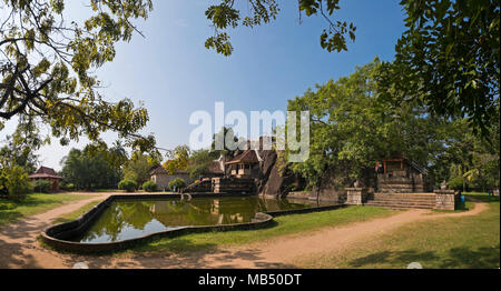 Orizzontale vista panoramica attraverso Isurumuniya tempio di Anuradhapura, Sri Lanka. Foto Stock