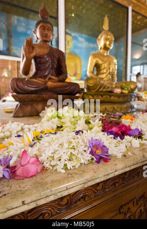 Chiudere verticale di fiori all'altare in Jaya Sri Maha Bodhi in Anuradhapura, Sri Lanka. Foto Stock