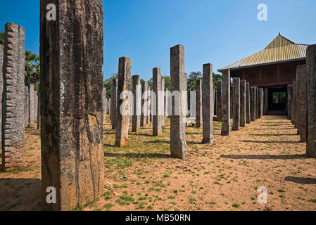 Vista orizzontale di file di pilastri in pietra a Lovamahapaya in Anuradhapura, Sri Lanka. Foto Stock