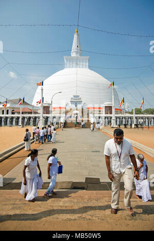 Vista verticale di persone a Ruwanwelisaya Dagoba o Stupa in Anuradhapura, Sri Lanka. Foto Stock