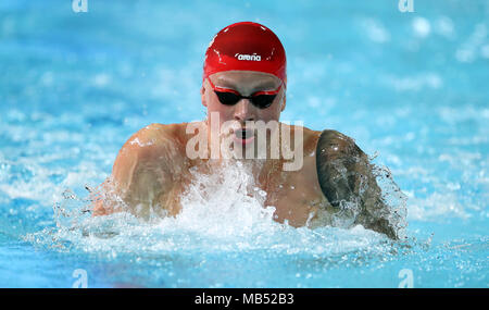 L'Inghilterra del Adam torbosi sul suo modo di vincere l'oro negli uomini 100m Rana finale al Gold Coast centro acquatico durante il giorno tre del 2018 Giochi del Commonwealth in Gold Coast, Australia. Foto Stock