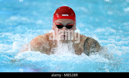 L'Inghilterra del Adam torbosi sul suo modo di vincere l'oro negli uomini 100m Rana finale al Gold Coast centro acquatico durante il giorno tre del 2018 Giochi del Commonwealth in Gold Coast, Australia. Foto Stock