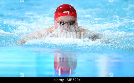 L'Inghilterra del Adam torbosi sul suo modo di vincere l'oro negli uomini 100m Rana finale al Gold Coast centro acquatico durante il giorno tre del 2018 Giochi del Commonwealth in Gold Coast, Australia. Foto Stock