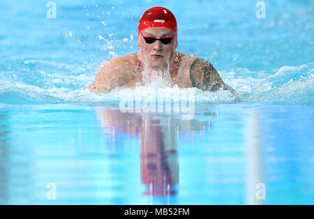 L'Inghilterra del Adam torbosi sul suo modo di vincere l'oro negli uomini 100m Rana finale al Gold Coast centro acquatico durante il giorno tre del 2018 Giochi del Commonwealth in Gold Coast, Australia. Foto Stock