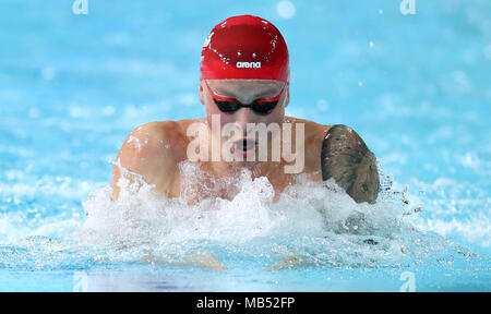 L'Inghilterra del Adam torbosi sul suo modo di vincere l'oro negli uomini 100m Rana finale al Gold Coast centro acquatico durante il giorno tre del 2018 Giochi del Commonwealth in Gold Coast, Australia. Foto Stock