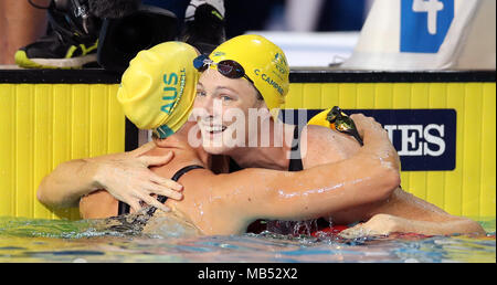 Australia Cate Campbell (destra) celebra vincere l'oro nel femminile 50m Freestyle Finale con Bronte Campbell in seconda al Gold Coast centro acquatico durante il giorno tre del 2018 Giochi del Commonwealth in Gold Coast, Australia. Foto Stock