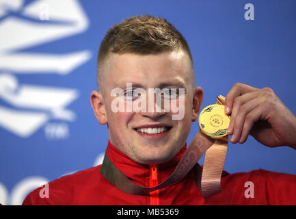 L'Inghilterra del Adam torbosi con la sua medaglia d'oro negli uomini 100m Rana finale al Gold Coast centro acquatico durante il giorno tre del 2018 Giochi del Commonwealth in Gold Coast, Australia. Foto Stock