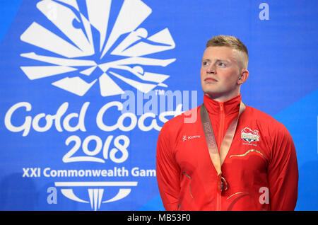 L'Inghilterra del Adam torbosi con la sua medaglia d'oro negli uomini 100m Rana finale al Gold Coast centro acquatico durante il giorno tre del 2018 Giochi del Commonwealth in Gold Coast, Australia. Foto Stock