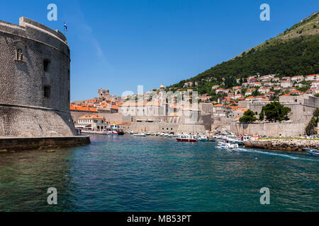 Stara Luka (Porto Antico), San Giovanni Fort e Stari Grad (Città Vecchia) da frangiflutti, Dubrovnik, Croazia Foto Stock