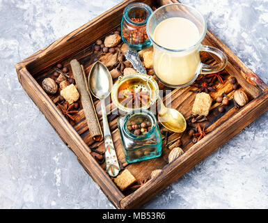 Tazza di indian masala tè e spezie in un vassoio.in legno Masala chai Foto Stock