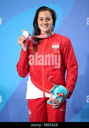 L'Inghilterra del Molly Renshaw con la sua medaglia d argento dopo la donna 200m Rana finale al Gold Coast centro acquatico durante il giorno tre del 2018 Giochi del Commonwealth in Gold Coast, Australia. Foto Stock