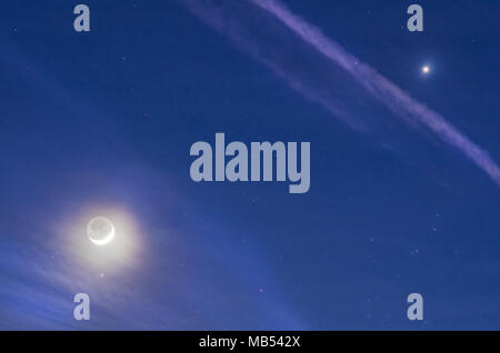 Luna crescente con la terra brilla, nuvole e pianeta Venere Foto Stock