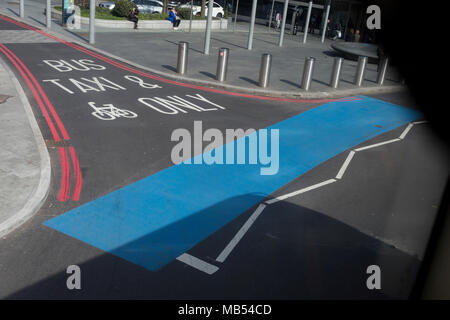 Una striscia blu in attesa impresse scritte si estende attraverso la giunzione al lato sud di Westminster Bridge, il 6 aprile 2018, a Londra, in Inghilterra. Foto Stock