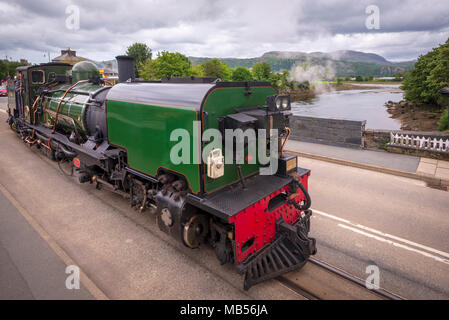 Ex-classe SAR NGG16 Garratt loco arrivando a Porthmadog Harbour in Gwynedd Nord Galles il Welsh Highland Railway. Questa è stata l'ultima locomotiva buil Foto Stock