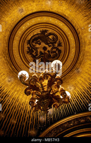 soffitti, lampadari, lampadari e corridoio dell'opera garnier, teatro dell'opera di parigi, francia Foto Stock