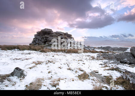 Neve sulla maggiore Tor Parco Nazionale di Dartmoor Devon UK Foto Stock