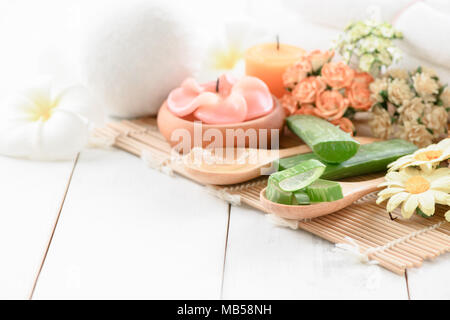 Aloe vera sul cucchiaio di legno con candela bianco su uno sfondo di legno, ingrediente spa concept Foto Stock