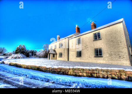 Villaggio di Coddington, Inghilterra. Artistico vista invernale di una casa rurale nel Cheshire village di Coddington. Foto Stock