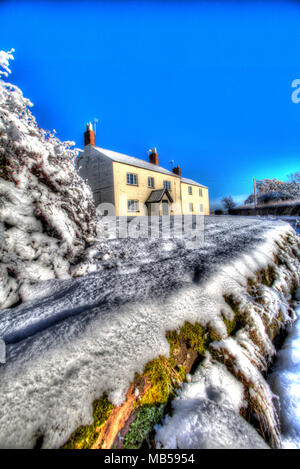 Villaggio di Coddington, Inghilterra. Artistico vista invernale di una casa rurale nel Cheshire village di Coddington. Foto Stock