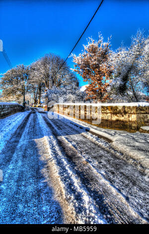 Villaggio di Coddington, Inghilterra. Inverno artistico vista di un rurale non gritted road, nelle zone rurali del Cheshire. Foto Stock