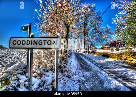 Villaggio di Coddington, Inghilterra. Inverno artistico vista di un rurale non gritted road, nelle zone rurali del Cheshire. Foto Stock