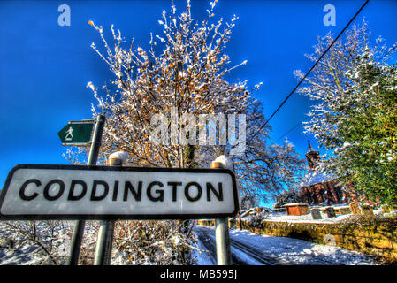 Villaggio di Coddington, Inghilterra. Inverno artistico vista di un villaggio signpost, nelle zone rurali del Cheshire. Foto Stock