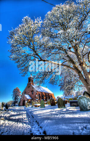 Villaggio di Coddington, Inghilterra. Artistico vista invernale del XIX secolo la chiesa di Saint Mary, nel Cheshire village di Coddington. Foto Stock