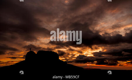 Torre del Giubileo con drammatica nuvole al tramonto sul vertice di Moel Famau, il Galles del Nord Foto Stock