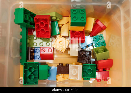 Colorate costruttore in plastica per bambini nella casella . Vista dall'alto. Foto Stock