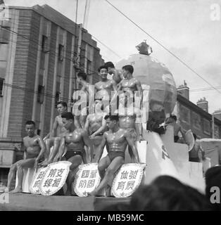 SHANGHAI parte di una parata 1950 per celebrare la fondazione della Repubblica popolare cinese nel 1949. Foto Stock