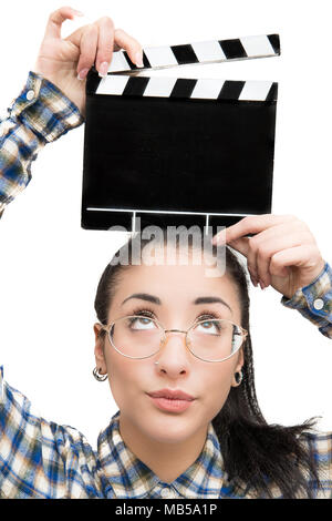 Ritratto di adolescente attrice ragazza guardando il filmato vuoto battaglio board sul suo capo isolato su bianco Foto Stock