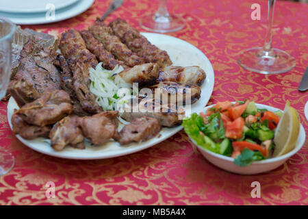 Kebab bistecca. Insalate . Cipolla tritata . La trinciatura kebab Kiebab Shashlyk Foto Stock