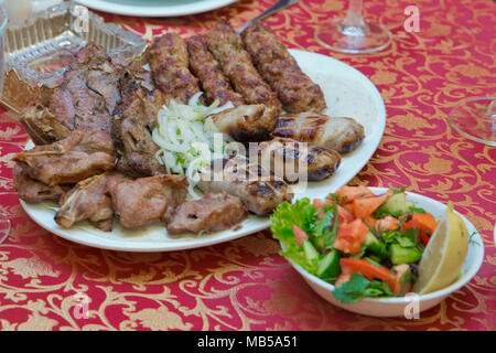 Kebab bistecca. Insalate . Cipolla tritata . La trinciatura kebab Kiebab Shashlyk Foto Stock