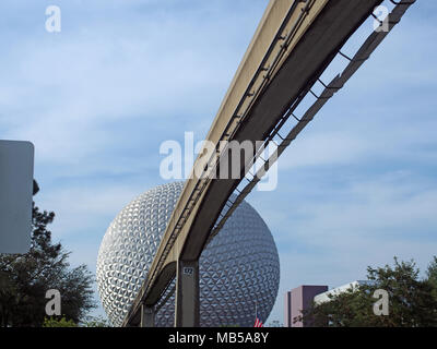 La monorotaia e terra astronave in ingresso al mondo Disney World, Epcot Center, Orlando, Florida 2017 © Katharine Andriotis Foto Stock