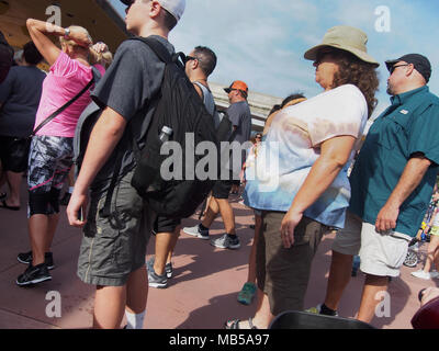Walt Disney World i visitatori in coda all'entrata di Epcot Center, Orlando, Florida 2017 © Katharine Andriotis Foto Stock