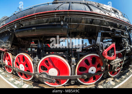 Vintage locomotiva a vapore il motore ruote e aste dettagli. Retrò locomotiva a vapore Foto Stock