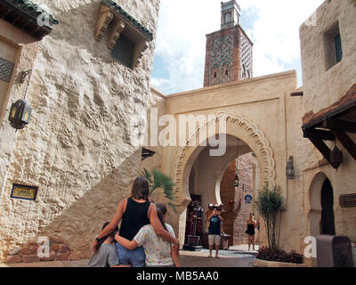 I visitatori che posano per una fotografia in Marocco al mondo Disney World, Epcot Center, Orlando, Florida 2017 © Katharine Andriotis Foto Stock