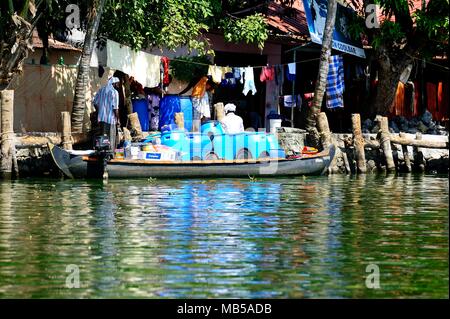 Cochin, India - gennaio 2017:appendere fuori del lavaggio su le lagune di Kochin Foto Stock