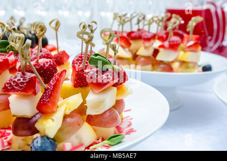 Set di deliziosi crostini con fragola, ananas, pera, mirtilli e i mosti di uve Foto Stock