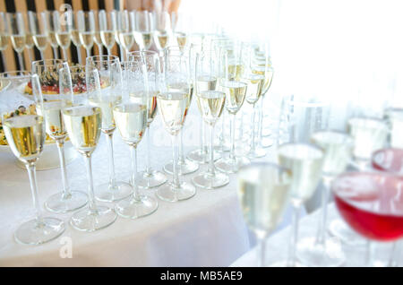 Lo champagne in bicchieri sul tavolo del buffet Foto Stock