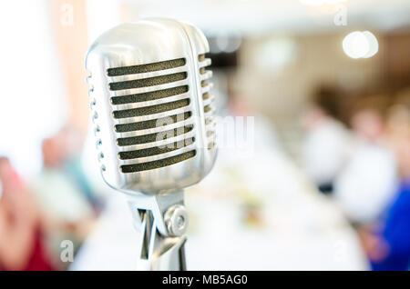 Microfono retrò su luce sfondo sfocato. Microfono vicino-fino al ristorante Foto Stock