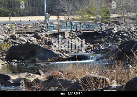 Il ponte delle rocce nel mezzo del fiume Ocoee nelle montagne Cherokee Foto Stock