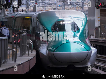 Un Japan Rail (JR East) Serie E5 Shinkansen treno arriva alla Stazione di Tokyo. Foto Stock