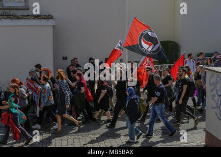 Kandel, Germania. 07 apr, 2018. Manifestanti marzo con bandiere attraverso Kandel. Circa 300 anti-fascisti di diversi partiti politici e le organizzazioni hanno marciato attraverso la città di Kandel, per mostrare la loro opposizione a marzo da destra manifestanti che stava prendendo parte allo stesso tempo e in cui è usato il ricordo dell'assassinio di una ragazza alla fine dello scorso anno da un richiedente asilo, come pretesto per una destra razzista e di protesta. Credito: Michael Debets/Pacific Press/Alamy Live News Foto Stock