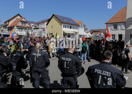 Kandel, Germania. 07 apr, 2018. Gli ufficiali di polizia guardare il contatore protesta rally. Circa 300 anti-fascisti di diversi partiti politici e le organizzazioni hanno marciato attraverso la città di Kandel, per mostrare la loro opposizione a marzo da destra manifestanti che stava prendendo parte allo stesso tempo e in cui è usato il ricordo dell'assassinio di una ragazza alla fine dello scorso anno da un richiedente asilo, come pretesto per una destra razzista e di protesta. Credito: Michael Debets/Pacific Press/Alamy Live News Foto Stock