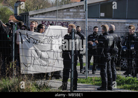 Kandel, Germania. 07 apr, 2018. Gli ufficiali di polizia hanno bloccato i manifestanti alla stazione dei treni. Circa 300 anti-fascisti di diversi partiti politici e le organizzazioni hanno marciato attraverso la città di Kandel, per mostrare la loro opposizione a marzo da destra manifestanti che stava prendendo parte allo stesso tempo e in cui è usato il ricordo dell'assassinio di una ragazza alla fine dello scorso anno da un richiedente asilo, come pretesto per una destra razzista e di protesta. Credito: Michael Debets/Pacific Press/Alamy Live News Foto Stock